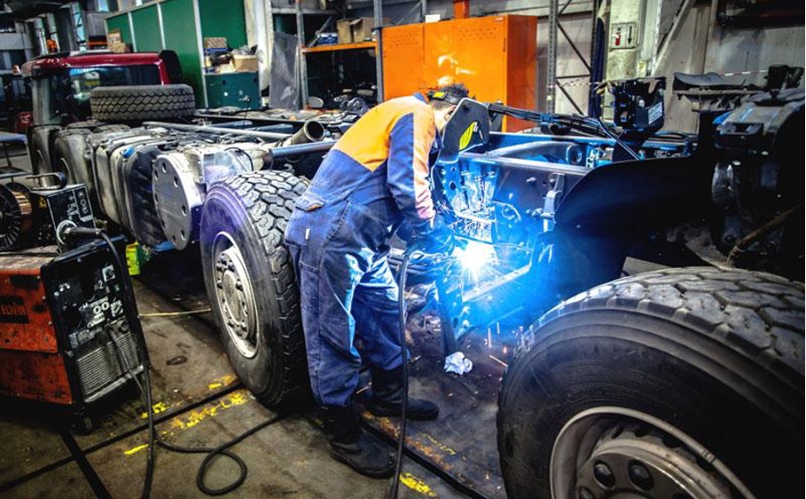 процесс ремонта грузового автомобиля
